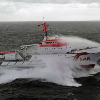 Gemeinsam mit vier weiteren Rettungseinheiten der deutschen und niederländischen Seenotretter, Windpark-Serviceschiffen sowie mehreren Rettungshubschraubern und einem Flugzeug suchte der Seenotrettungskreuzer HERMANN MARWEDE (Station Deutsche Bucht / Helgoland) die Nordsee ab, nachdem eine Segelyacht ausgebrannt und gesunken war. Archivfoto: Die Seenotretter – DGzRS, Helmut Hofer