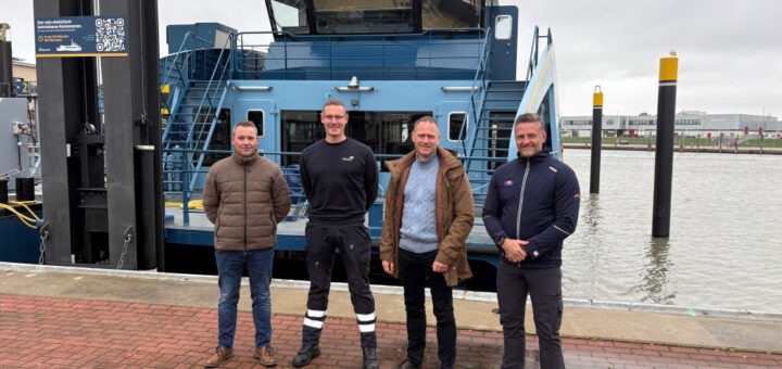 Zeigten sich zufrieden mit der ersten Saison des Elektrokatamarans der Reederei Frisia: -- (v. l.) Technischer Inspektor Michael Garrelts, Kapitän Stephan Ulrichs, Produktmanager Rainer Sürken und Steuermann Mike Morawietz.