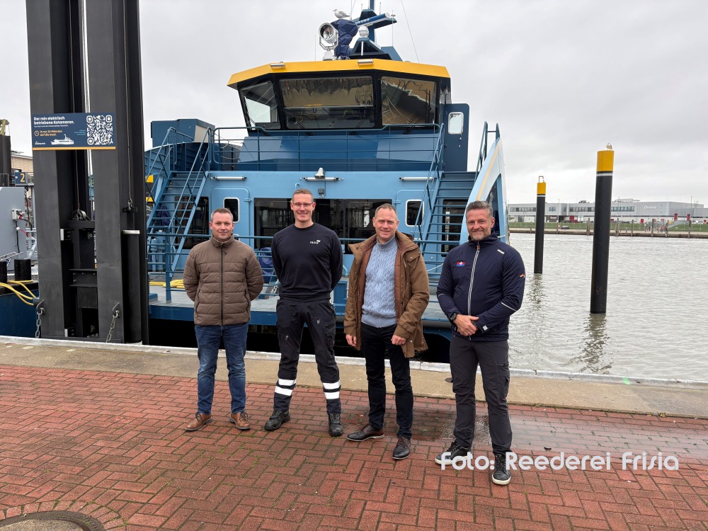 Zeigten sich zufrieden mit der ersten Saison des Elektrokatamarans der Reederei Frisia: -- (v. l.) Technischer Inspektor Michael Garrelts, Kapitän Stephan Ulrichs, Produktmanager Rainer Sürken und Steuermann Mike Morawietz.